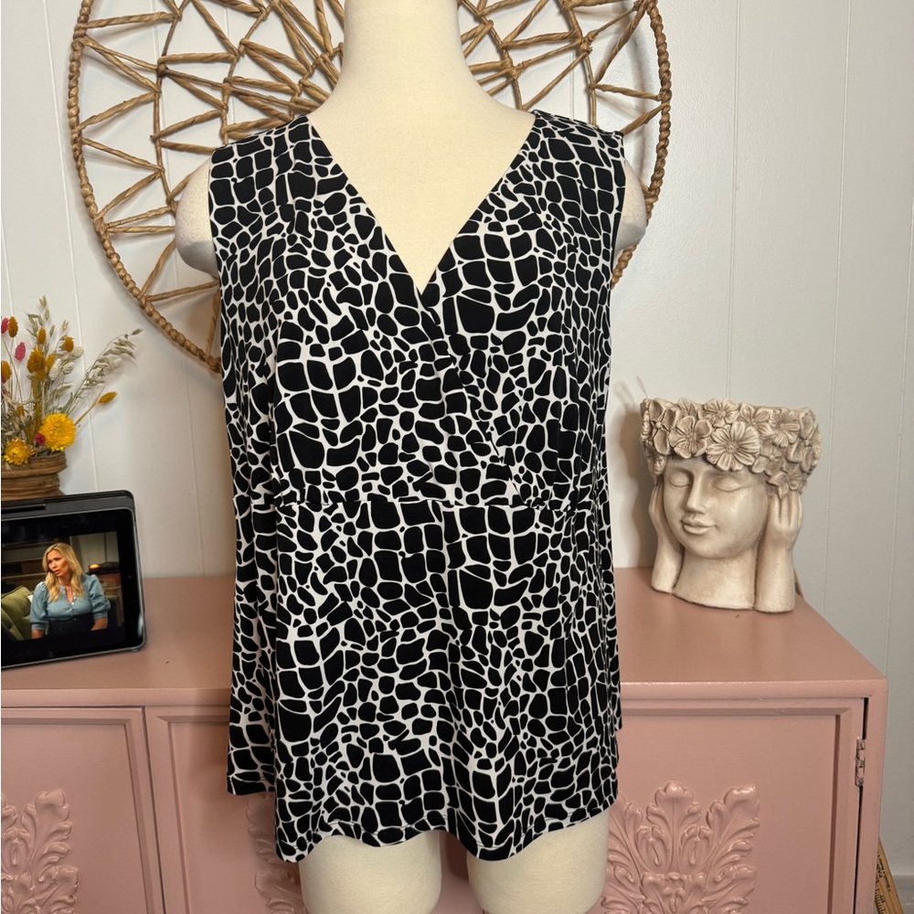 Jones Studio Black and White Patterned Blouse